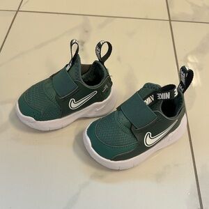 NWOT green pull on Nike